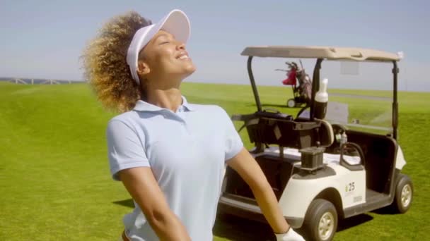 Mujer posando con palo de golf en las manos — Vídeos de Stock