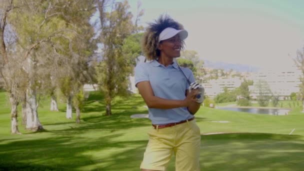 Donna posa con mazza da golf in mano — Video Stock