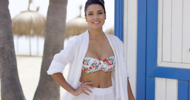 Femme debout près de vestiaire sur la plage — Video