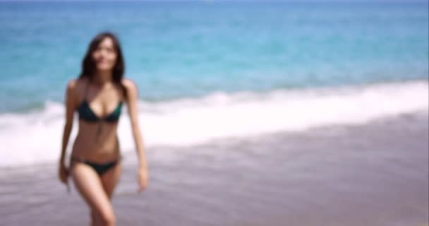 Mujer con bikini en la playa — Vídeo de stock