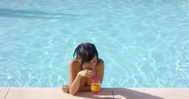 Mujer en el borde de la piscina con bebida — Vídeos de Stock