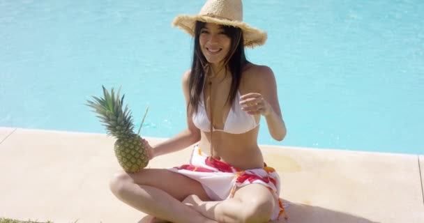 Woman sitting at pool with legs crossed — Αρχείο Βίντεο