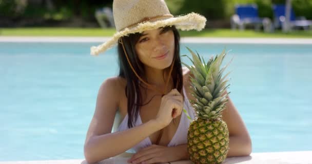 女人从菠萝喝酒 — 图库视频影像