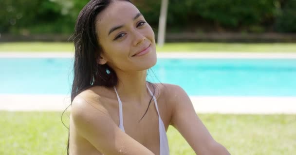 Jovem mulher no jardim de verão — Vídeo de Stock