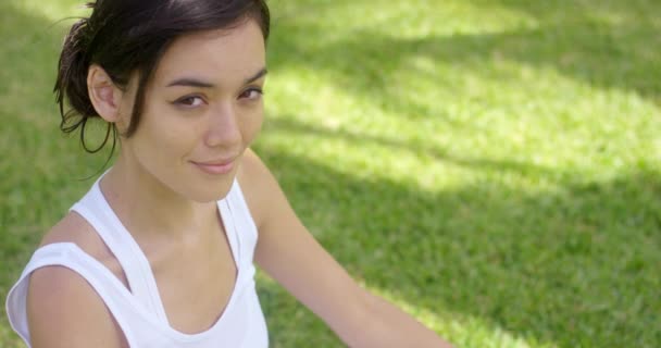Kvinna som mediterar på grön gräsmatta — Stockvideo