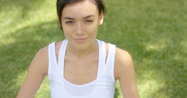 Mulher de blusa branca com sorriso — Fotografia de Stock