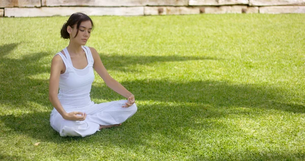 Nainen meditointi luonnossa — kuvapankkivalokuva