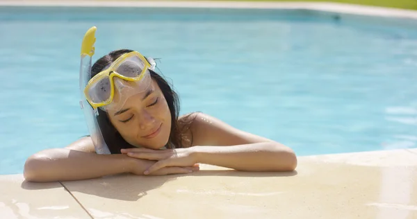 Mulher em snorkel e óculos descansa por piscina — Fotografia de Stock