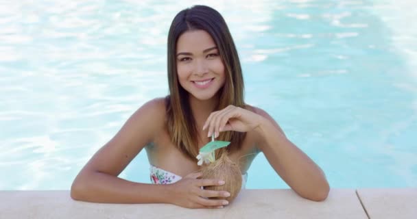 Kadında resort havuz rahatlatıcı — Stok video