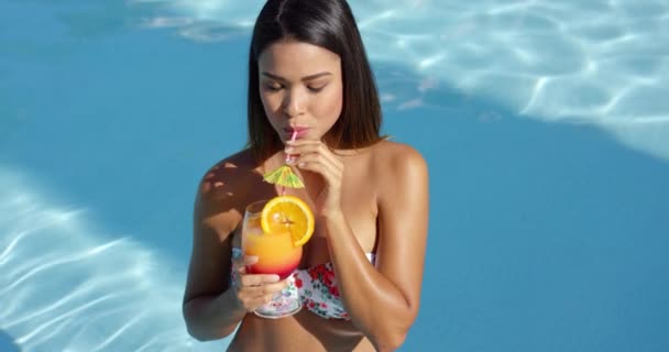 Donna con cocktail tropicale — Video Stock