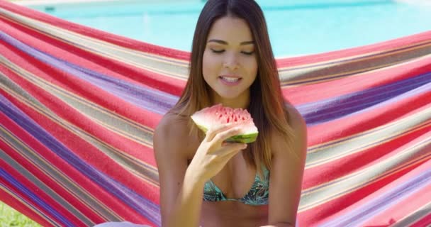 Mujer sosteniendo una rebanada de sandía — Vídeos de Stock