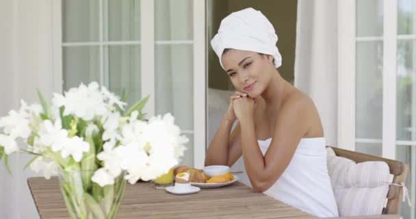 Femme assise prenant le petit déjeuner sur le patio — Video