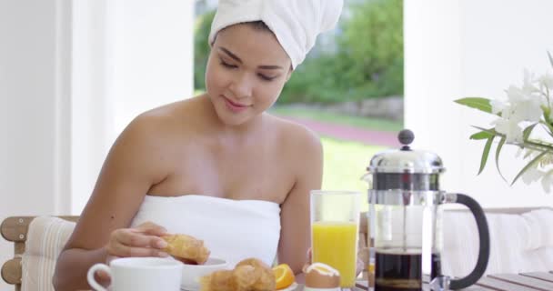 Mulher em toalha mergulhando donut no café — Vídeo de Stock