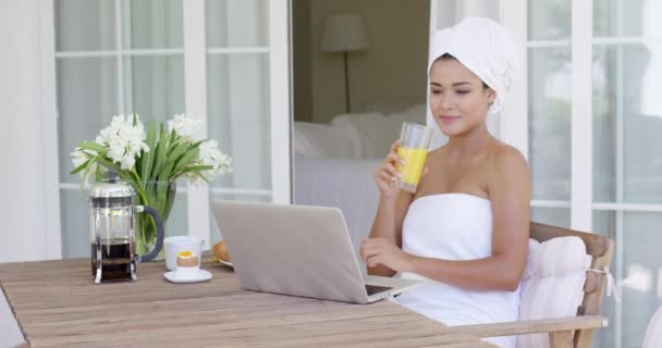 Mujer en toalla de baño usando portátil — Vídeos de Stock