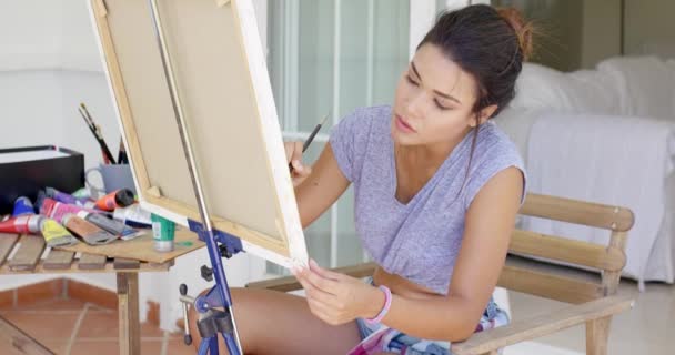 Artista femenina que trabaja sobre lienzo — Vídeos de Stock