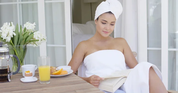 Mujer en toalla de baño libro de lectura — Foto de Stock