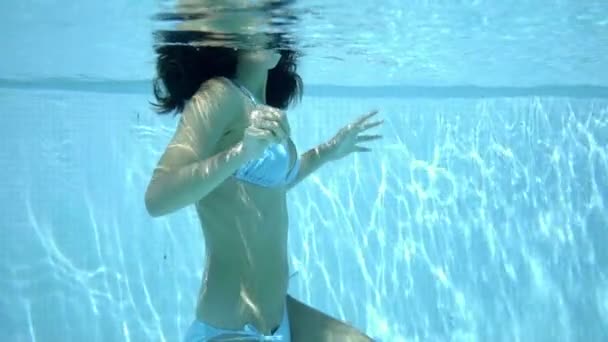 Kroppen under vattenytan i poolen — Stockvideo