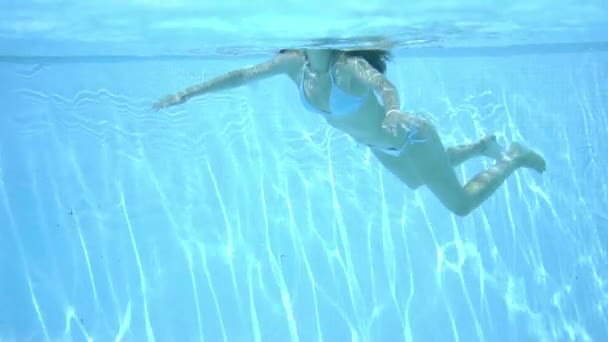 Frau schwimmt im Schwimmbad — Stockvideo