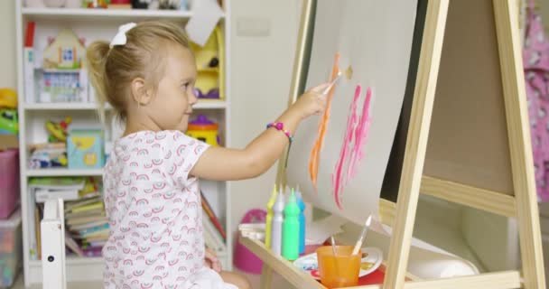 Μικρό ξανθό κορίτσι ζωγραφική με νερομπογιές — Αρχείο Βίντεο