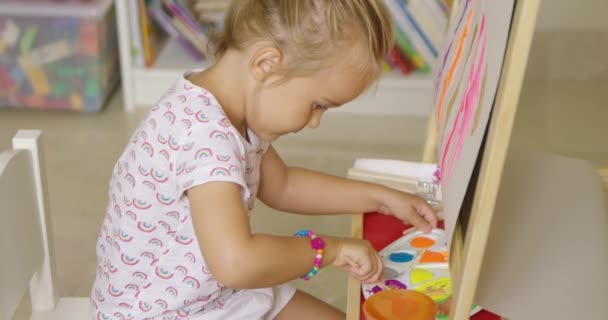 Menina misturando tintas para pintura — Vídeo de Stock
