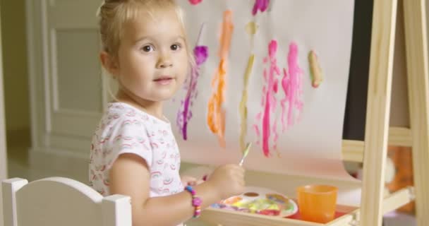 Niña pintando en casa sobre lienzo — Vídeos de Stock