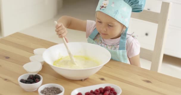 Tazón de mezcla de niño con cuchara de madera — Vídeo de stock