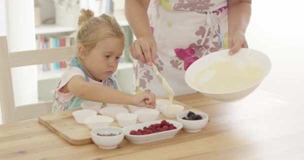 Kız anne pişirme ile yardım — Stok video