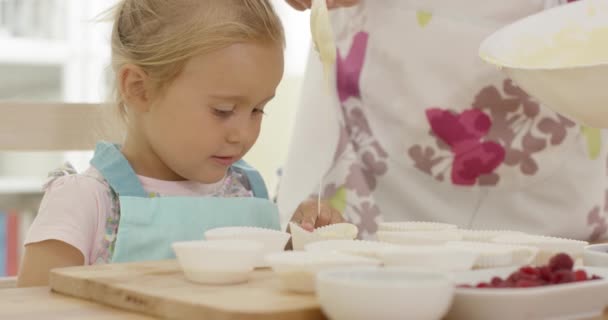 Lány-tulajdonosok üres muffin — Stock videók