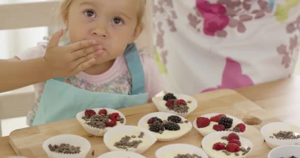 Dívka dát bobule na muffiny — Stock video
