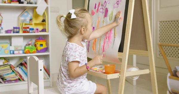 Girl painting with hand — Stock Photo, Image