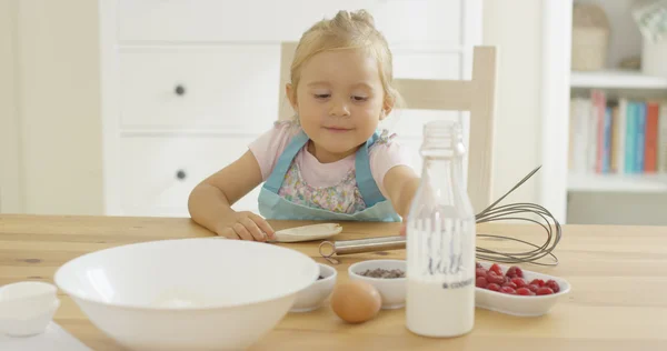 Fofo bebê cozimento na cozinha — Fotografia de Stock