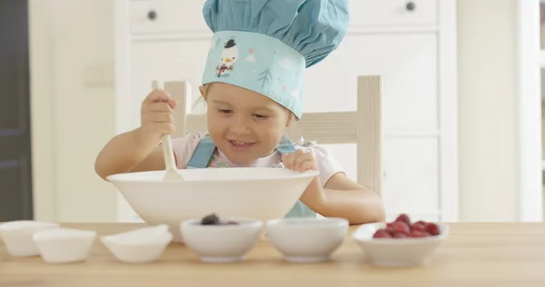 Ler barn blandning skål med sked — Stockfoto