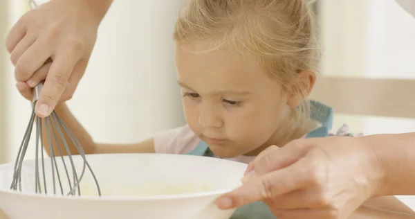 Liten flicka lära sig att baka — Stockfoto