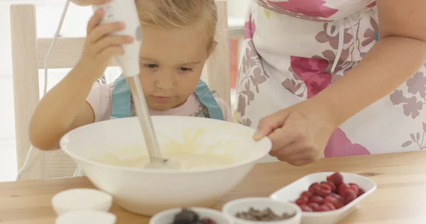 Liten flicka på bakning — Stockfoto