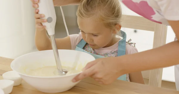 Girl learning to bake from mother — Stock Photo, Image