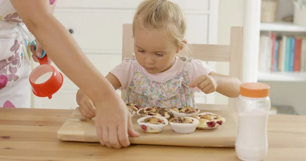 Γυναίκα διάθεση muffins μπροστά από παιδί — Φωτογραφία Αρχείου