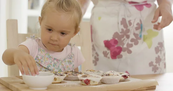 Κορίτσι βοηθάτε να προετοιμάσετε muffins — Φωτογραφία Αρχείου