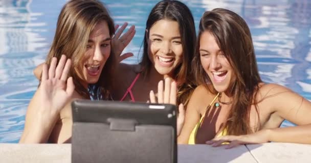Vivaz sonriente mujeres tomando selfie — Vídeos de Stock