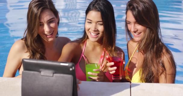 Mulheres se divertindo tirando selfies — Vídeo de Stock