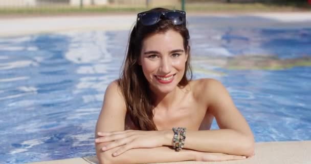 Mujer joven en la piscina — Vídeo de stock