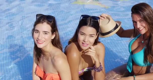 Girlfriends cooling off in water of swimming pool — Stock Video