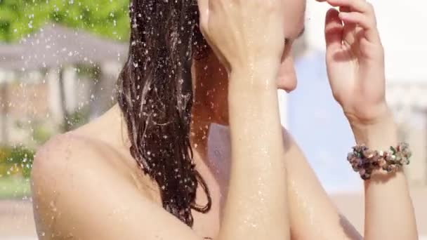 Mujer sonriendo a la cámara mientras está de pie en la ducha — Vídeos de Stock