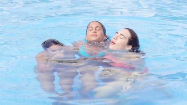 Femmes en bikini debout dans la piscine — Video