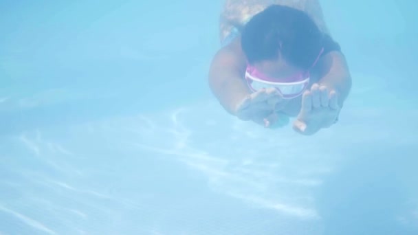 Mädchen im Bikini taucht in Pool — Stockvideo