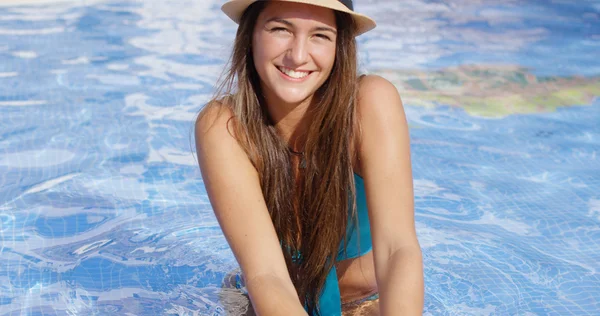 Mulher de biquíni e chapéu em pé na piscina — Fotografia de Stock