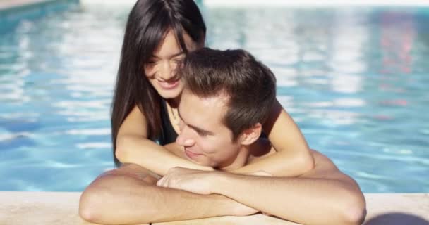 Mulher abraços com namorado na piscina — Vídeo de Stock