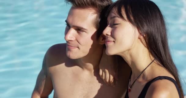 Paar sitzt neben Schwimmbad — Stockvideo