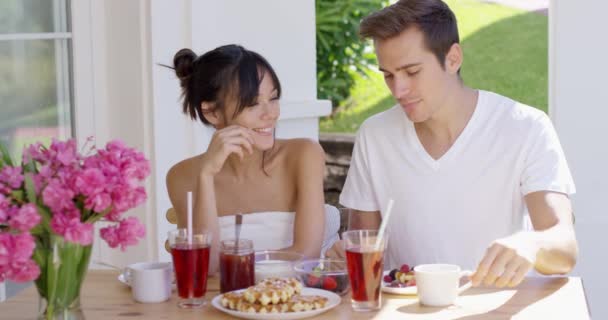 Pareja disfrutando del desayuno al aire libre — Vídeo de stock