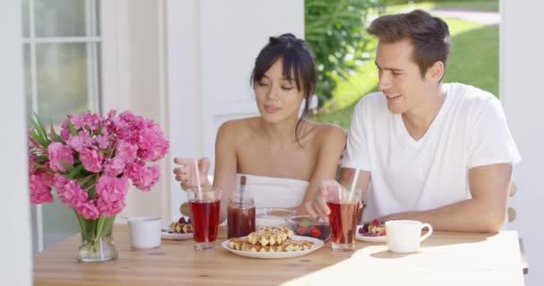 Pareja bebiendo té helado en el desayuno — Vídeo de stock