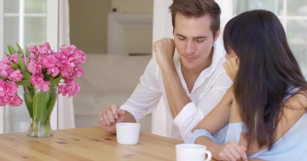 Alegre casal sentado à mesa — Vídeo de Stock